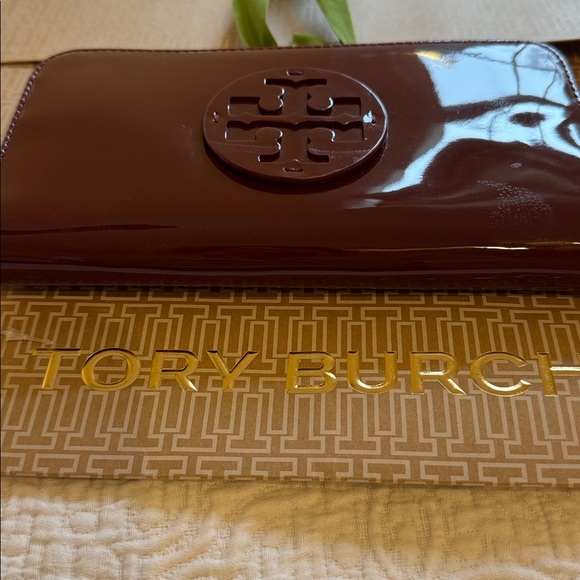 Tory Burch Shiraz Patent Leather Wallet - Picture 14 of 14